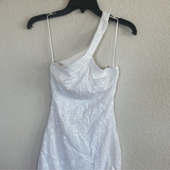 New SUPERDOWN Cicely Mini Dress in White one shoulder - Picture 4 of 9
